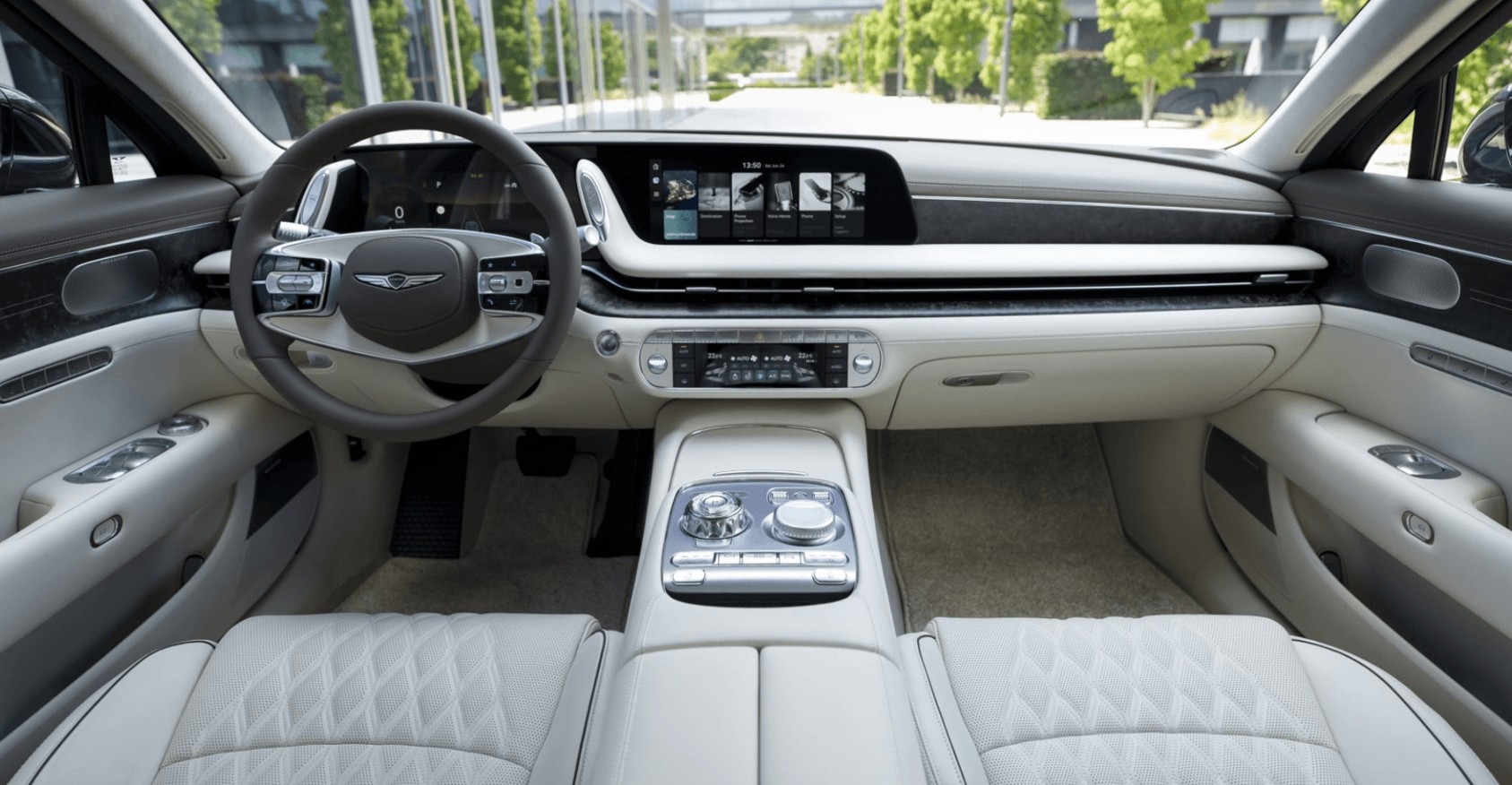 Interior de um carro com painel escuro e saídas de ar